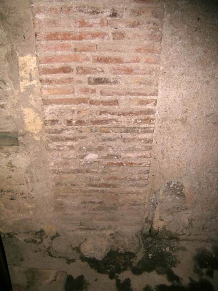 III 14, Herculaneum, April 2005. South wall of entrance at III.14.
Photo courtesy of Nicolas Monteix.